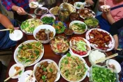 影/超大食量！男子陪妻子回娘家　吃太多「嚇傻老丈人」被拖去醫院檢查