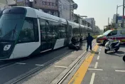 影/高雄輕軌又出車禍！6旬女騎士撞車廂慘摔險被輾