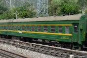 影/高鐵遇暴雪停駛…春運「祖師爺」綠皮車冒雪前行　專家點出1關鍵差異