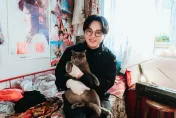 許富凱將父親遺物緊帶身邊　崩潰大哭：主人已不在