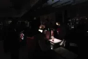 快訊/桃機美食街除夕突停電...「旅客摸黑用餐」　桃機回應了