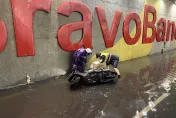 影/板橋一夜暴雨！騎士誤入淹水地下道慘摔　警方即刻救援