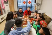 陸年輕人注重春節「儀式感」！9成受訪者堅持吃年夜飯、貼春聯、大掃除