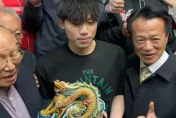 影/嘉義新港奉天宮搶頭香！「前2人摔倒」21歲東海帥氣男大生奪得