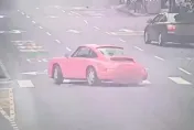 影/「經典車」險又-1！北市男駕駛保時捷911打滑　整車跨上分隔島