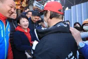 盧秀燕年初二連跑3廟　民眾清晨4點新竹搭火車到台中搶領「龍年小紅包」