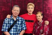 除夕夜父親吸鞭炮煙氣喘發作陷昏迷　大馬男星為父祈福「說愛要即時」