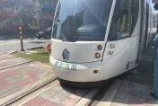 影/高雄輕軌又挨撞！婦紅燈右轉撞列車頭擦傷　高捷將求償