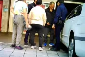 影/違停騎樓遮車牌遭檢舉　2婦揮瓢盆咆哮罵警…照開單