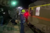 獨/出軌車廂擦撞月台「冒煙」畫面曝！台鐵平溪線漏夜搶修中