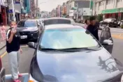 影/拍照檢舉違停爆街頭衝突！　車主家人拿手機錄怒嗆「檢舉達人在這啦」
