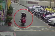 影/三重男行車糾紛想討回來　抄開山刀衝回現場…人沒堵到反被銬了