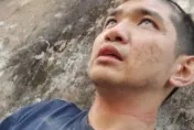 影/晚安小雞被暴打現身了！髮遭剃脖有痕、哭喊「我自作自受」　網：演完沒