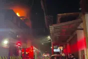快訊/汐止南陽街驚傳大火！頂樓加蓋烈焰黑煙狂竄　消防出動31車69人灌救