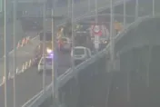 快訊/自撞護欄慘變「火燒車」！國3崁頂交流道驚見轎車出事　出口暫封閉