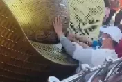 影/紫南宮偷錢賊大膽挖金元寶？廟方緩頰：應該是看鈔票卡住幫忙整理
