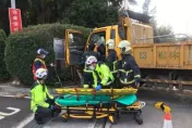 快訊/清潔車進焚化廠突失控撞牆！女隊員「右腳被夾」　一度受困車內