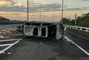 死亡車禍！國3崁頂匝道火燒車　自撞側翻駕駛受困成焦屍