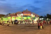 影/好幸運！嘉義東石鄉港口宮擲筊送iPhone 15 Pro　信眾首次參拜就得獎