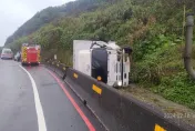 失控衝對向車道再整輛「翻越」護欄！台2線大貨車驚悚自撞車禍直擊