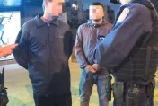 影/台中笨賊「自備鑰匙」偷機車發不動　靠「雙腳」滑當場被逮