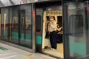 高捷紅線一早大誤點！班次延誤擠爆月台　通勤族崩潰