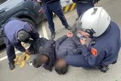 影/冤家路窄！初七3煞三峽老街巧遇債務人「攔車逼債」　當街被逮