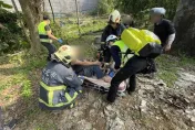 新北男整地農用機翻覆！左腿捲入「刀片鑲嵌小腿」　血流不止送醫搶救