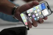 無預警通知！蘋果警告禁止「iPhone壓枕頭、毯子」下充電　提醒恐傷身體