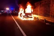 國1彰化段火燒車！小客車慘遭火舌吞噬　4人急跳車逃生