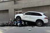 影/大直保時捷休旅車急閃騎士　失控 「騎上」路邊整排機車