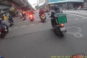 警察也兼職外送？保全穿舊款雨衣禦寒　大同警：亂穿制服恐觸法