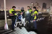 影/疑妻外遇爭吵！板橋男借酒澆愁坐新月橋邊　路人嚇壞報警阻憾事