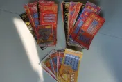 手氣這麼好？他連續11天中刮刮樂兌獎2.6萬元　彩券行闆娘一查電腦報警了…