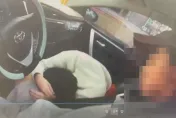 影/北市軍人歡唱到天亮「車停路中」還有妹子趴大腿　一吹慘了