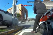 影/神車又來了！新竹騎士等紅燈　它大右轉外拋「擦了」號誌桿