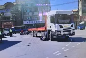 快訊/高雄大貨車路口擦撞機車　67歲男騎士送醫