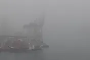 影/霧鎖雨都！基隆港霧茫茫一度封港暫停船舶進出　曬衣服發臭快烘乾