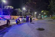 影/淡水輕軌車禍！71歲男開車顧聊天　下秒「左轉衝撞列車」