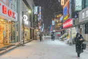 影/雪彈襲南韓！首爾積雪13.8cm創紀錄　「肉身擋車下滑」他慘遭夾死