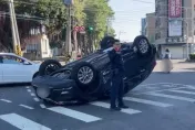 高雄烏龜翻！湖內區左轉車疑未禮讓直行車　自小客四輪朝天駕駛一度受困