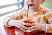 小孩能喝純果汁嗎？ 　醫曝「3大常見問題」：1歲內嬰幼兒不應飲用