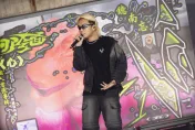 阿跨面因病戴墨鏡上鏡　認愛學生女友：交往兩個月