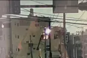 台電工程員遭高壓電擊　「藍光爆閃」再冒煙…事故瞬間曝光