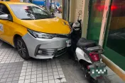 影/三重驚見小黃失控衝撞3車！險撞路人最後被公車侯車亭「卡」住