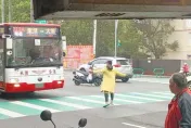 桃園驚見「帝王行人」！黃衣男路中央「亂攔車」　軍車、公車照樣擋