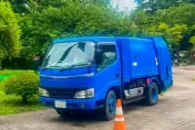 手煞車沒拉緊！垃圾車駕駛下車作業　車子滑動撞向民宅他慘遭夾死
