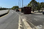嚇死人！高雄曳引車轉彎未減速自撞路邊護欄　「巨型貨櫃」翻覆橫躺路中央