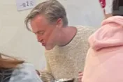 獨／直擊！野生夏克立暫放與黃嘉千官司　激動過後與友人談笑用餐