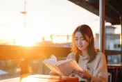 通勤時間看書節省時間？醫生曝：眼球提前吃老本
